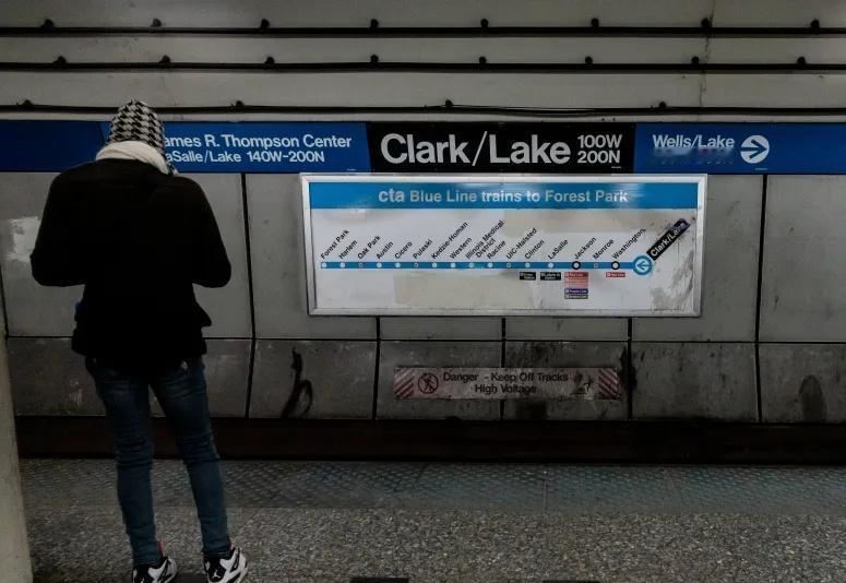 【芝加哥一地铁乘客全身被引燃 嫌疑人在逃】记者当地时间11月18日获悉，美国芝加