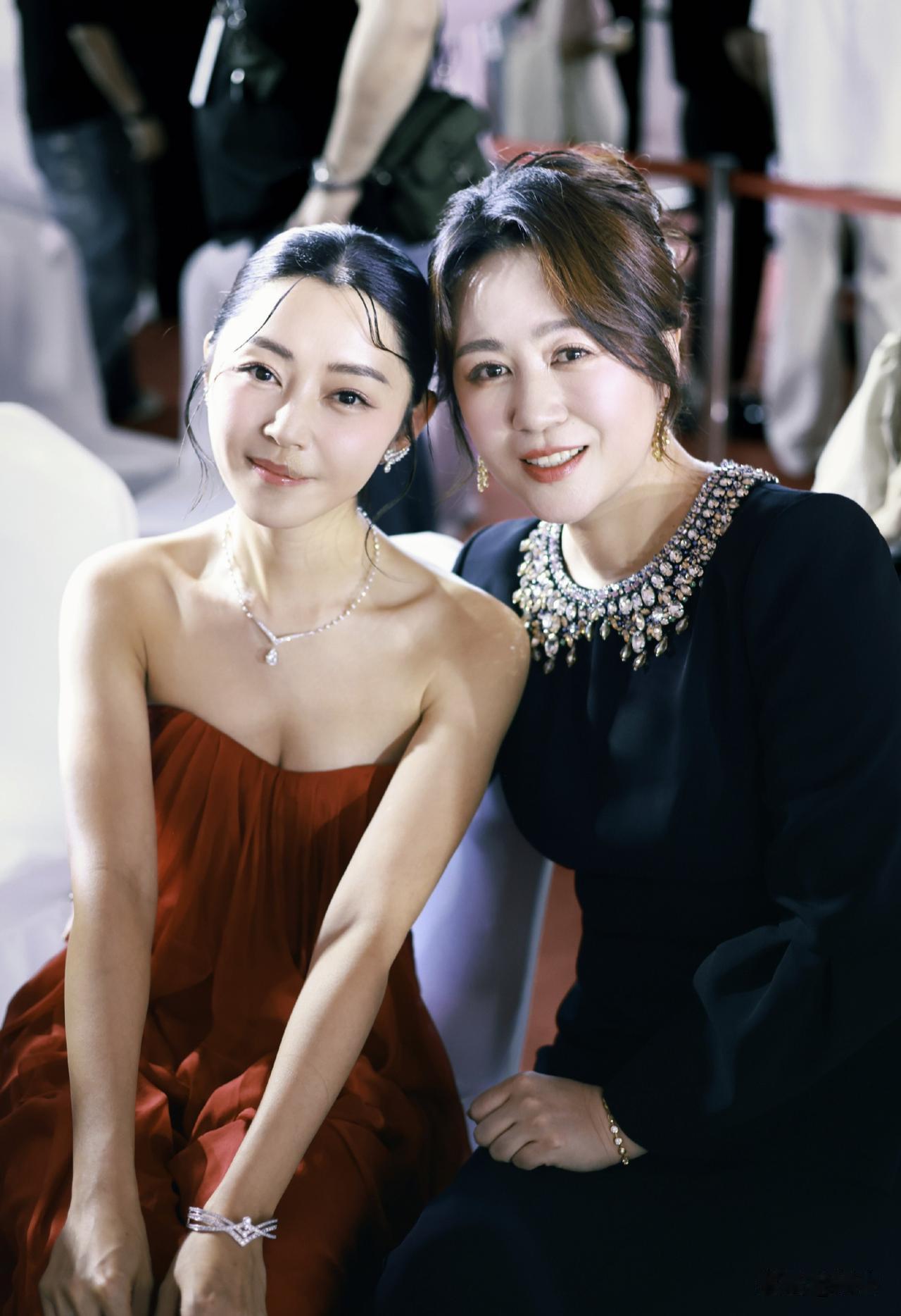 卫诗雅晒图感谢马丽、朱一龙、梁家辉、大鹏在百花奖给了她温暖！
首位百花奖香港籍女