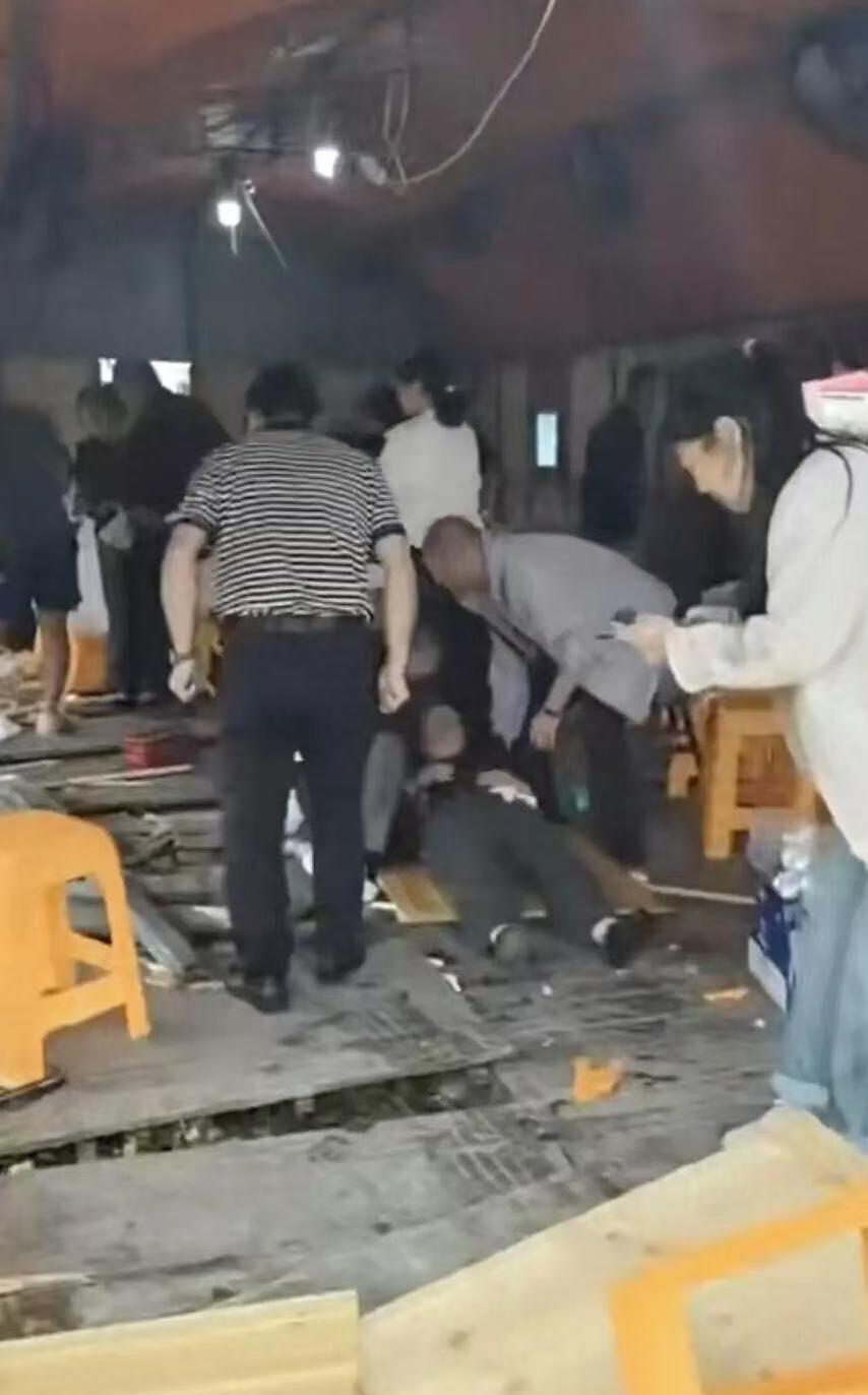 太痛心！倒车撞入丧事现场，1死7伤……这个细节让人后背发凉。

6月15日早上8