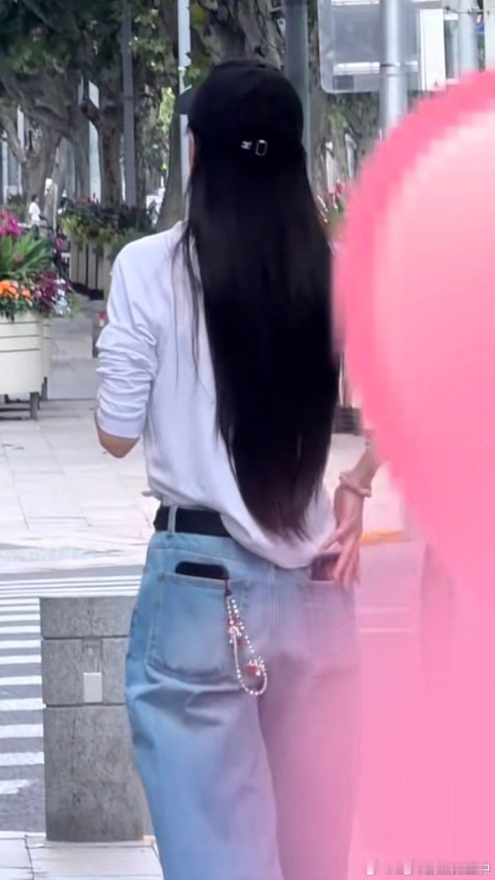 Angelababy屁兜揣了三部手机Angelababy剪了V形发尾 救命！An