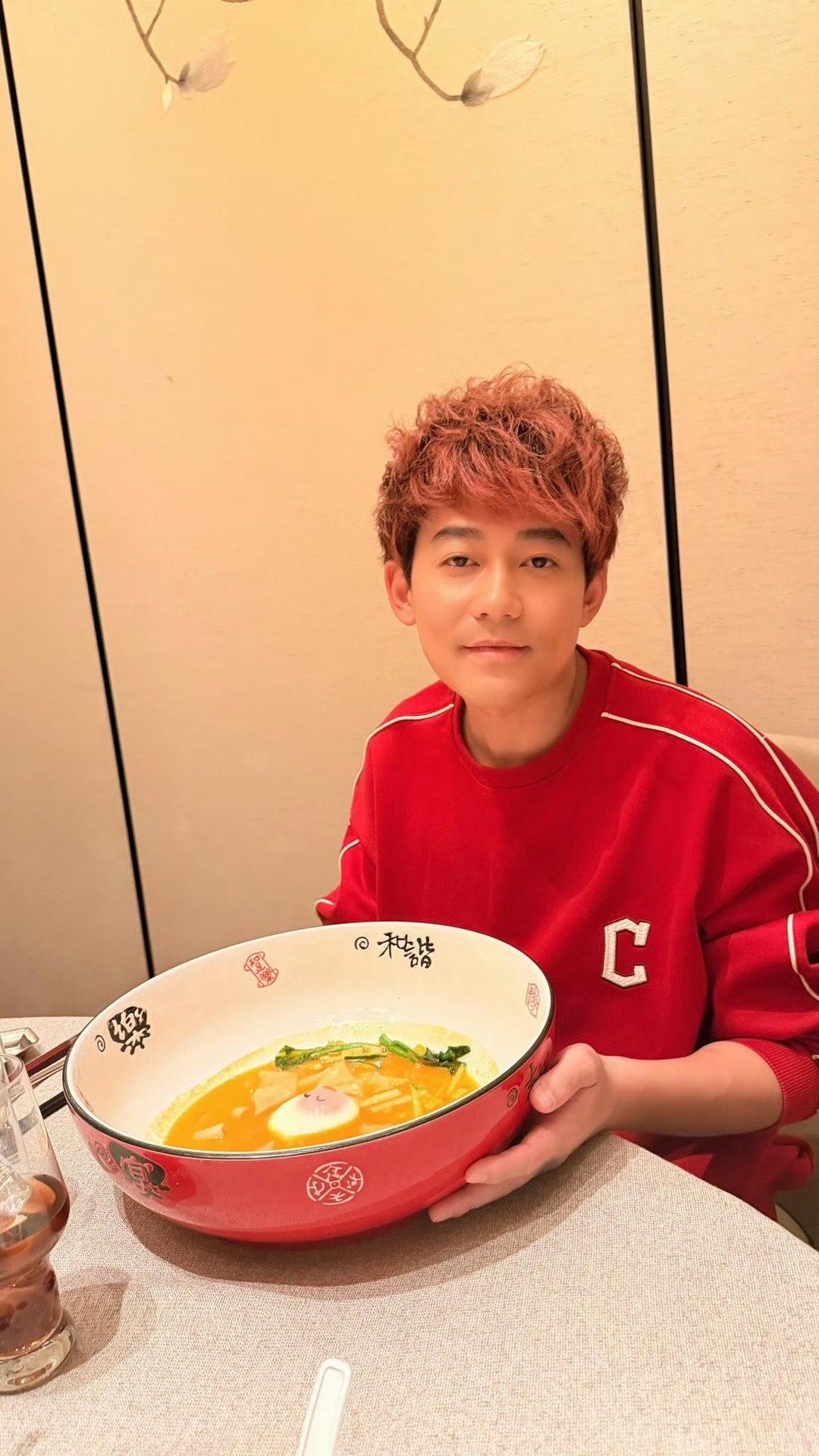 苏醒过生日吃了这么大一碗面。
裂哥发微博说自己那天吃了一大碗面。
去过西安就知道