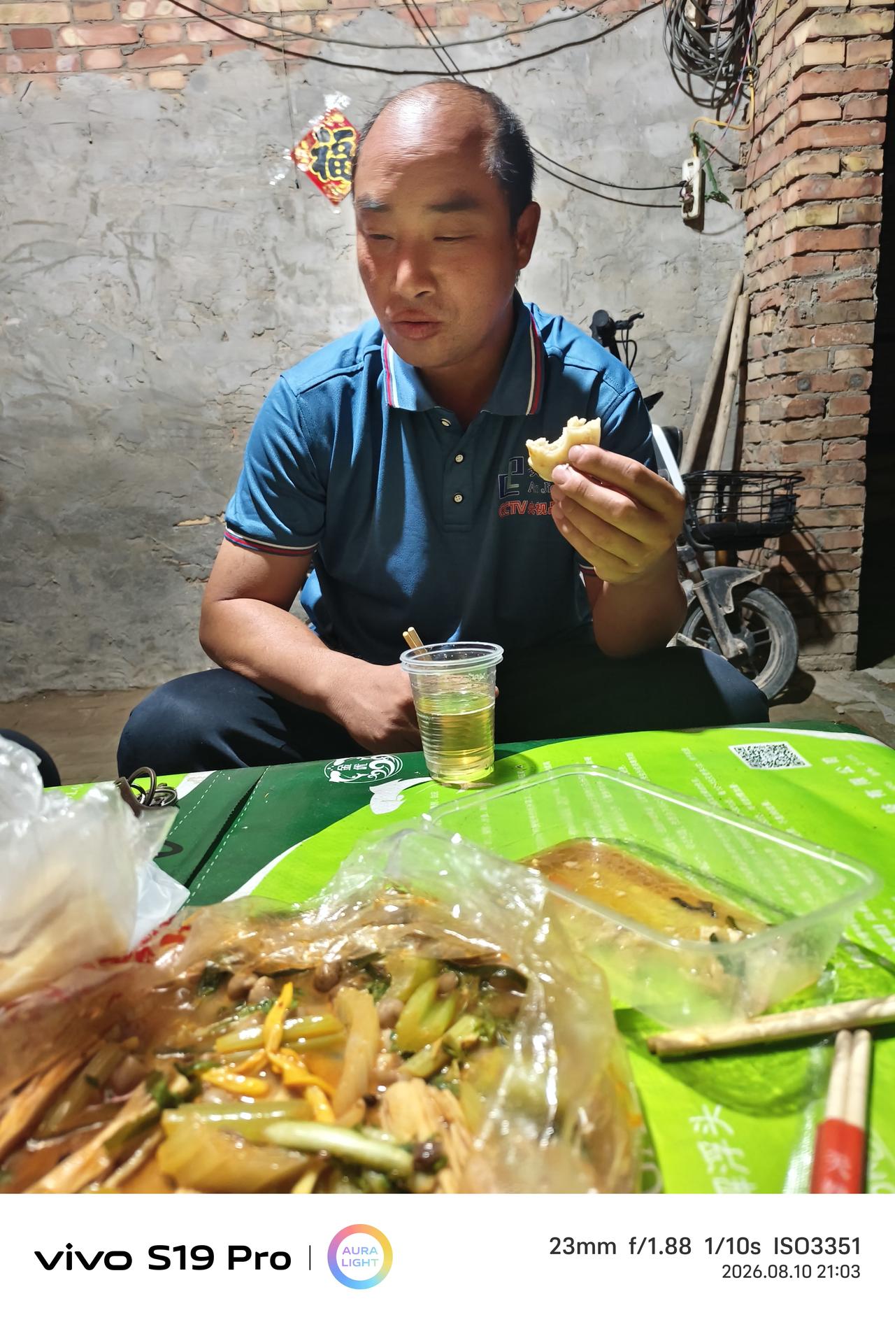 三蛋请客你们去吗？前天燕坡帮三蛋拉了一吨货，三蛋感激不尽，一直说请请燕坡，燕坡不