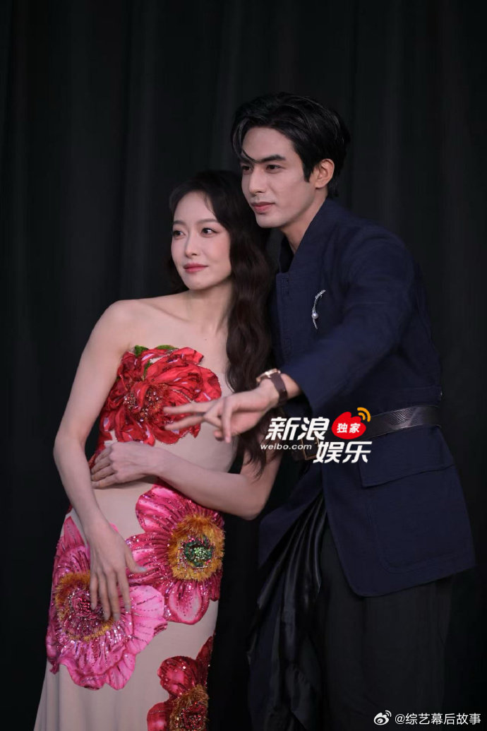 宋茜穿个花被套就来了 咱就是说，宋茜在Vogue盛典的礼服选得也太迷了吧？抹胸设