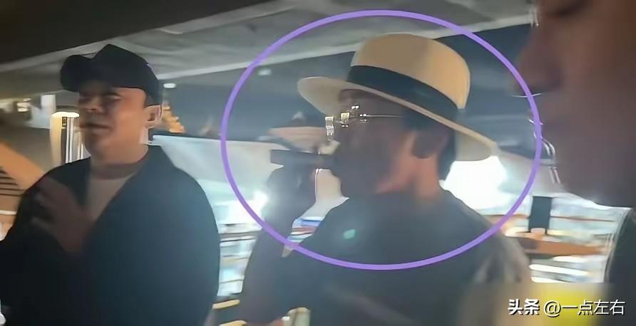 你有没有发现，王宝强现在站那儿，跟以前完全不是一个人了？
以前是傻根，咧嘴一笑电