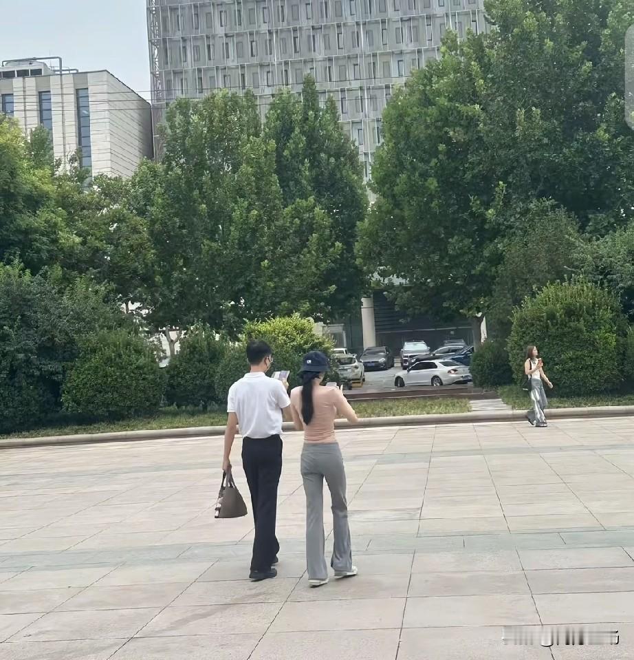 网友在河北博物馆偶遇山东菏泽大网红、青年才俊郭有才及妻子苏畅，郭有才确实很有魅力