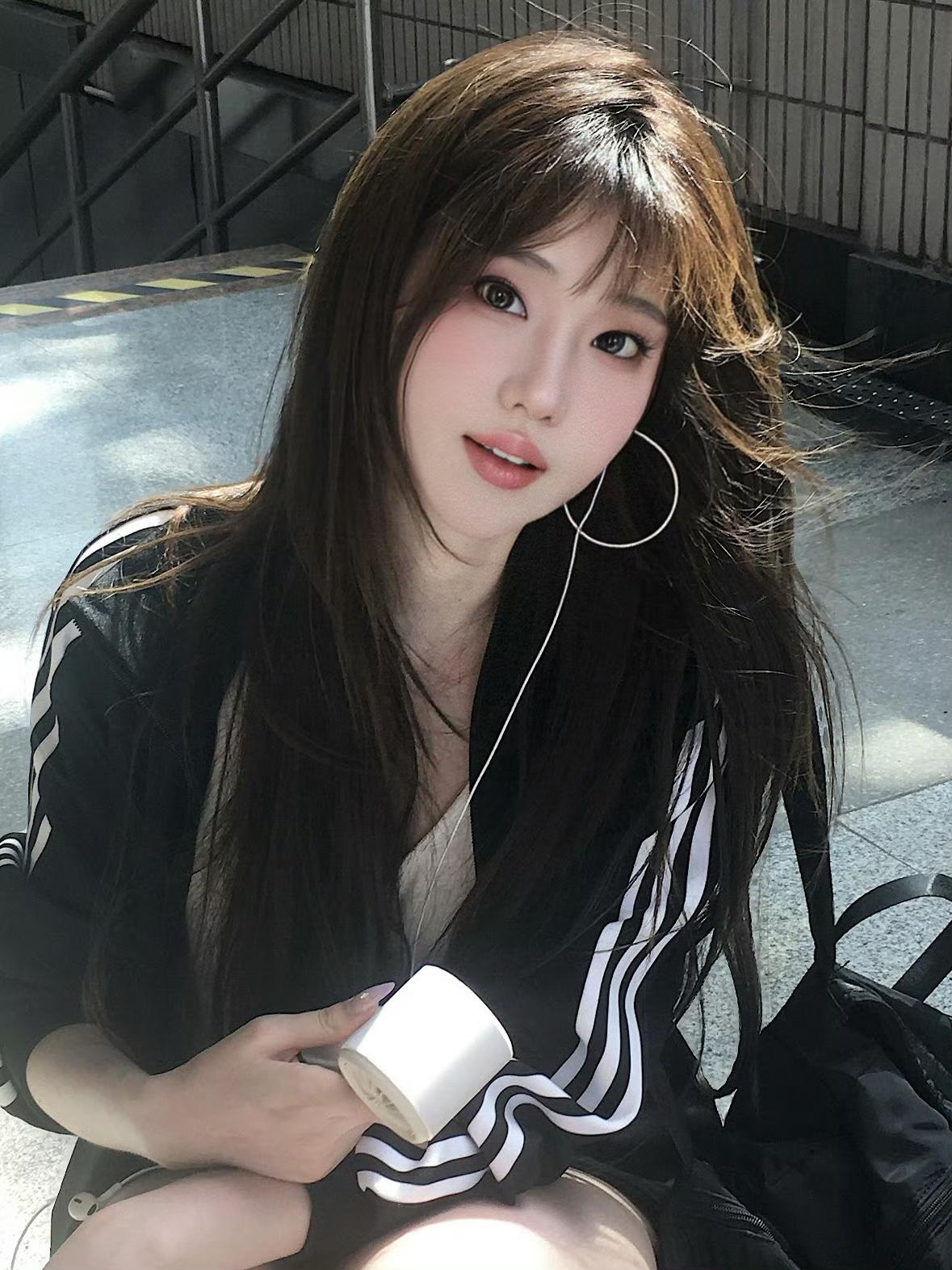 元气少女，黑发白衣，耳机轻听，阳光正好！