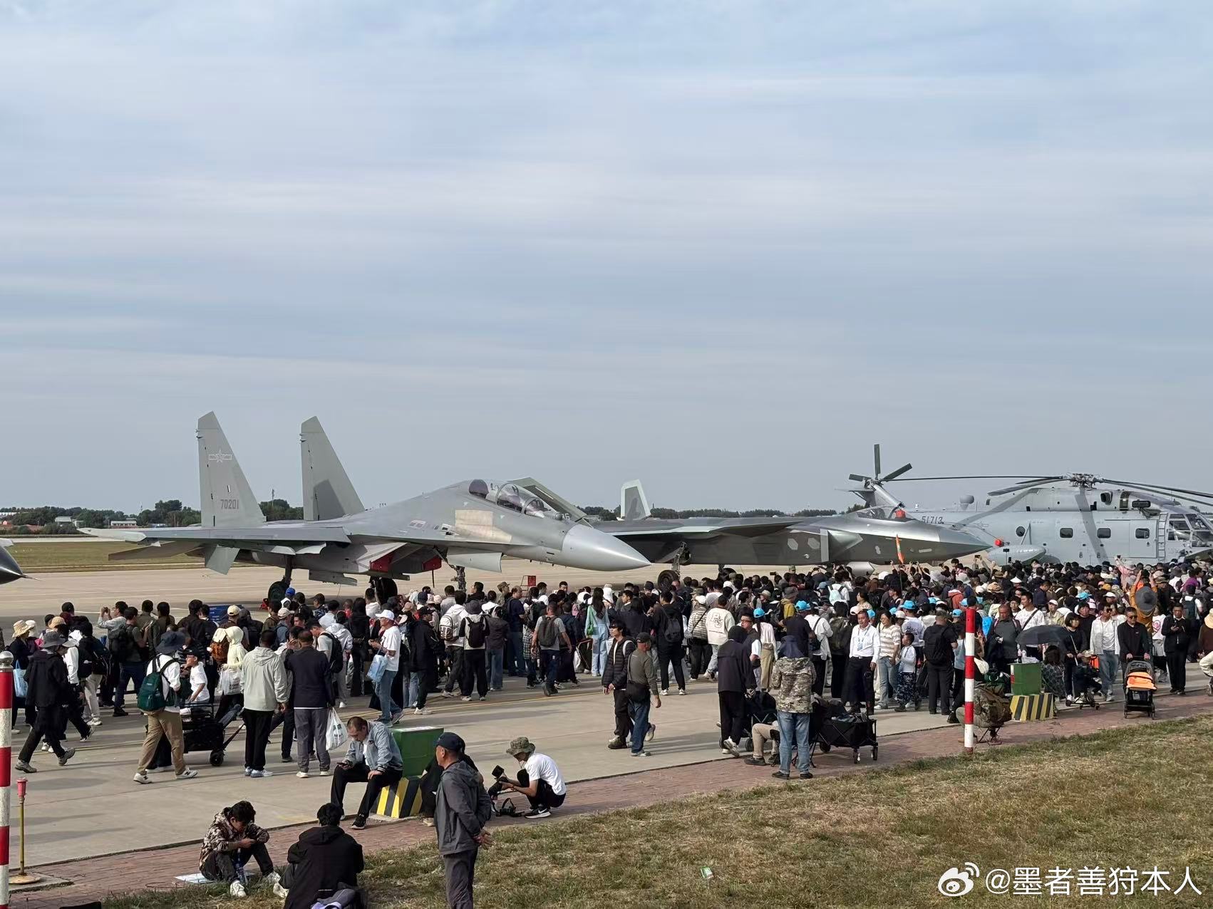 【一个负责踹门，一个负责洗地，当歼16与歼20同框】这届航展我们看到的不仅是一场
