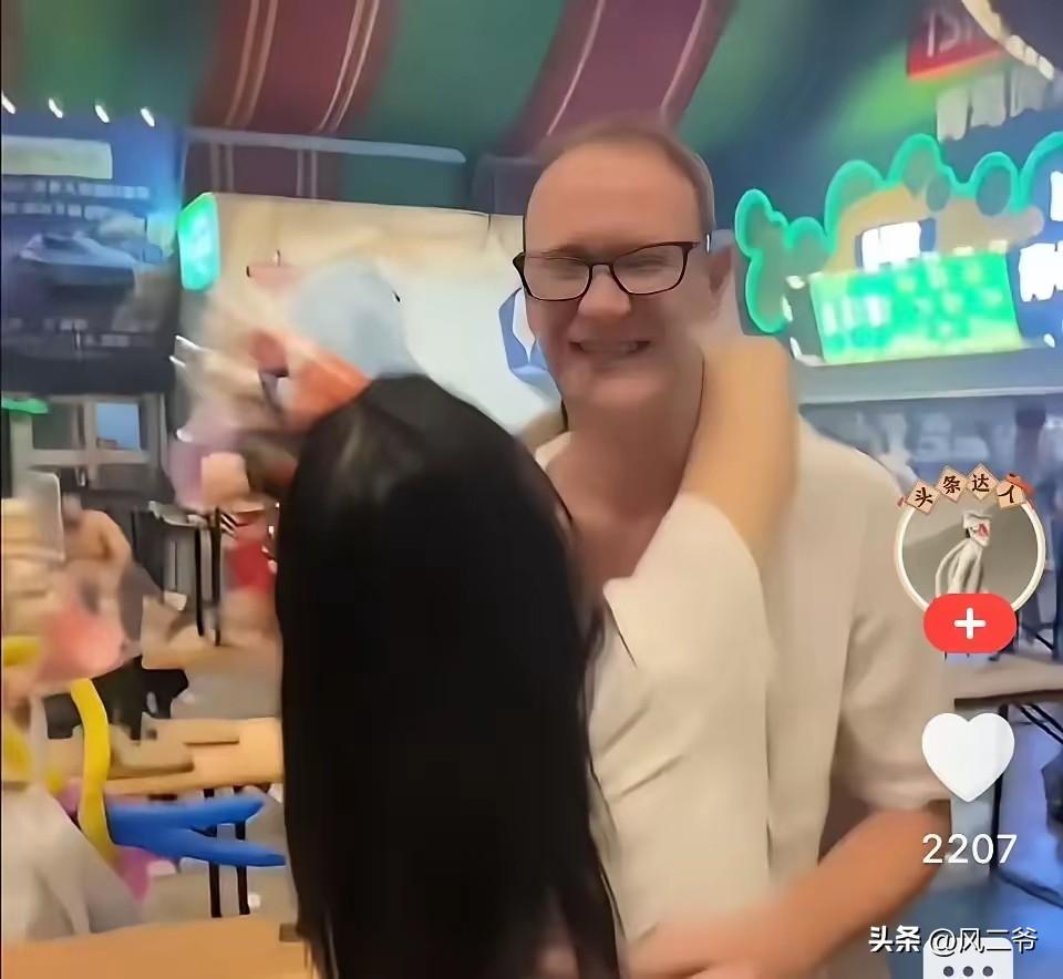 外国人在我们这里就是好找老婆，这个老外都45岁了，半个晚上都不到，便找了一个大美