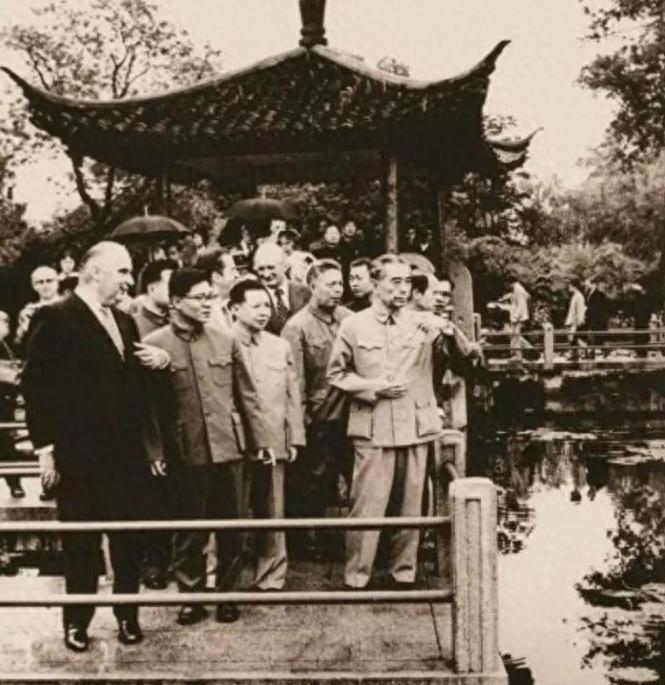 1973年周恩来在杭州用餐时，结账发现费用有误，主动要求工作人员再次补齐餐费
1