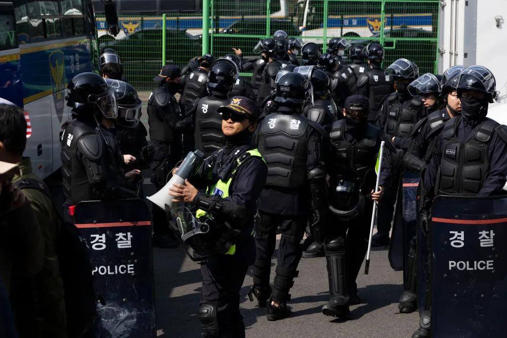 6月11日，韩国检方直接突击搜查驻韩美军群山空军基地。
一名韩国籍雇员涉嫌在基地