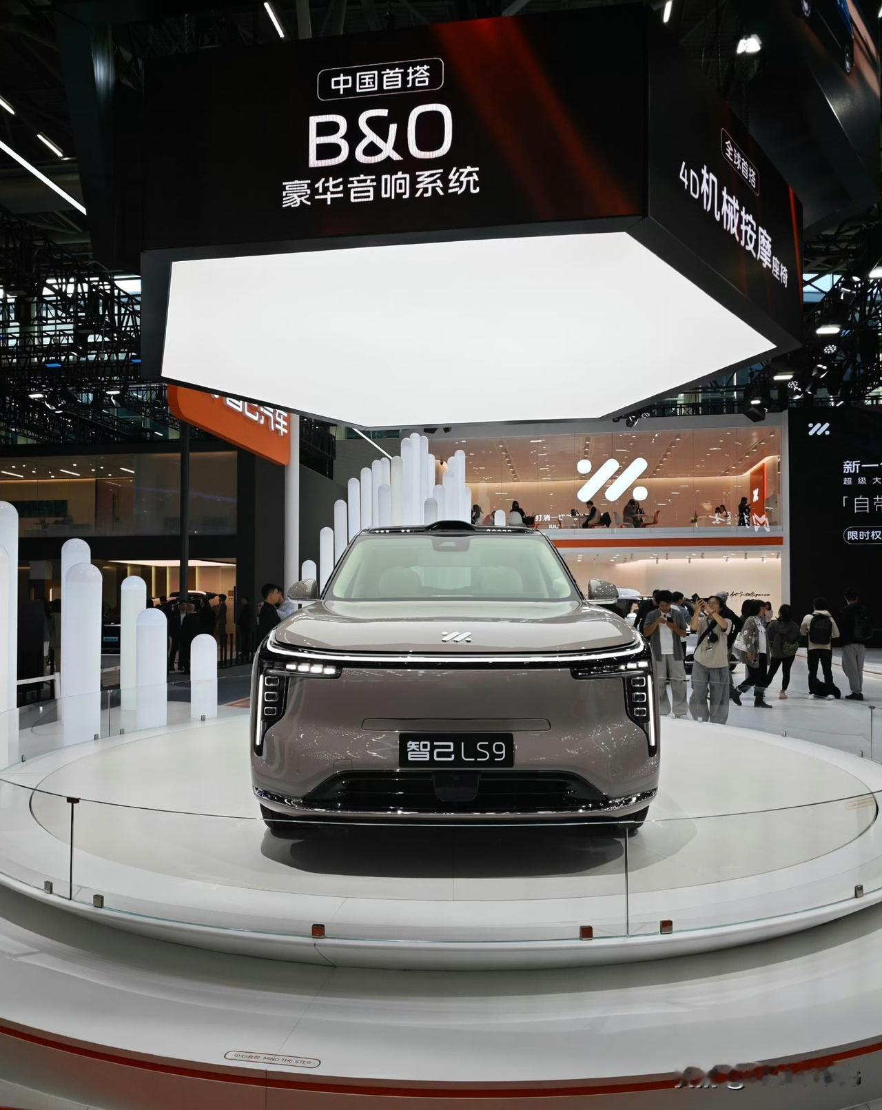 2025年广州国际车展以“新科技·新生活”为主题，智己LS9凭借32.28万起颠