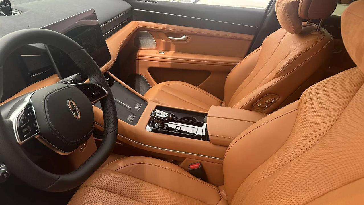 哇，问界的车一有点东西的，太cool了。店里服务还特别好，售后服务很到位。来看看