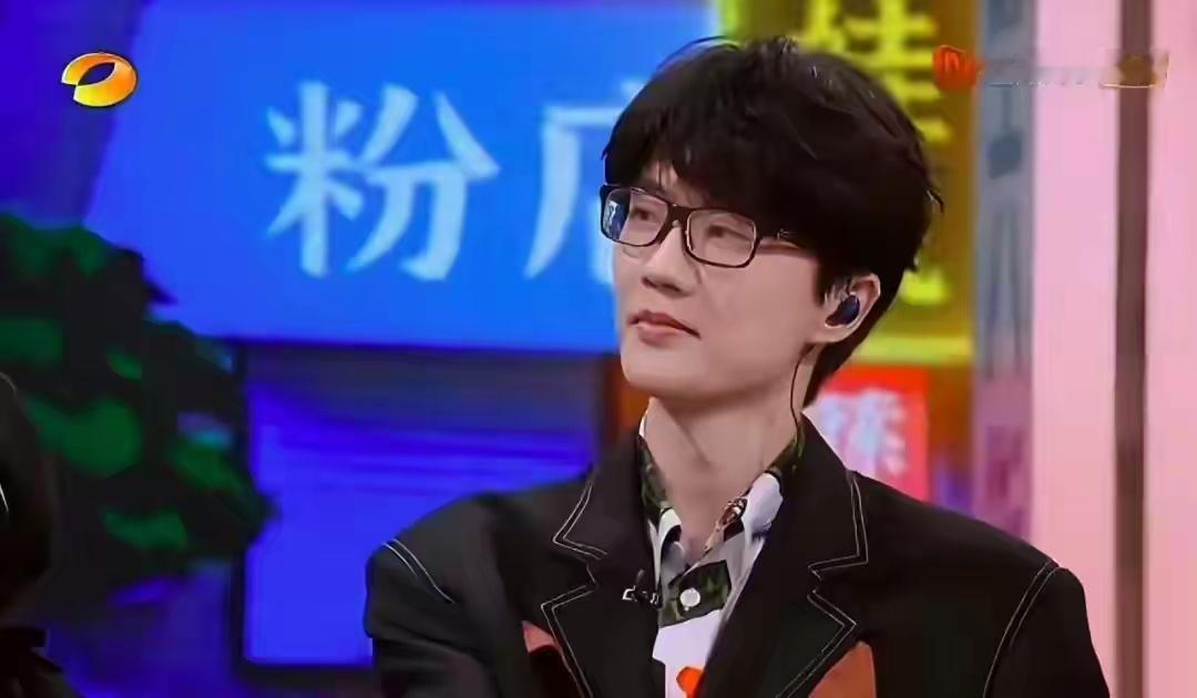 40岁男歌手许嵩被爆与相恋4年的26岁女友冯禧已结婚，双方无回应 ​​​