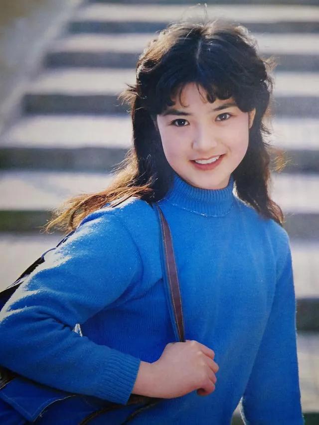 “湘妹子”任冶湘青春动人，纯洁无瑕。她在电影《乡情》和《青春万岁》中留下的美好影