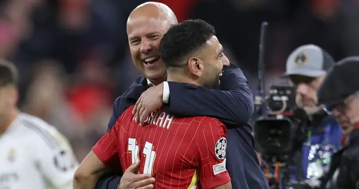 战术改造失败、更衣室失控，萨拉赫危机实则是斯洛特危机