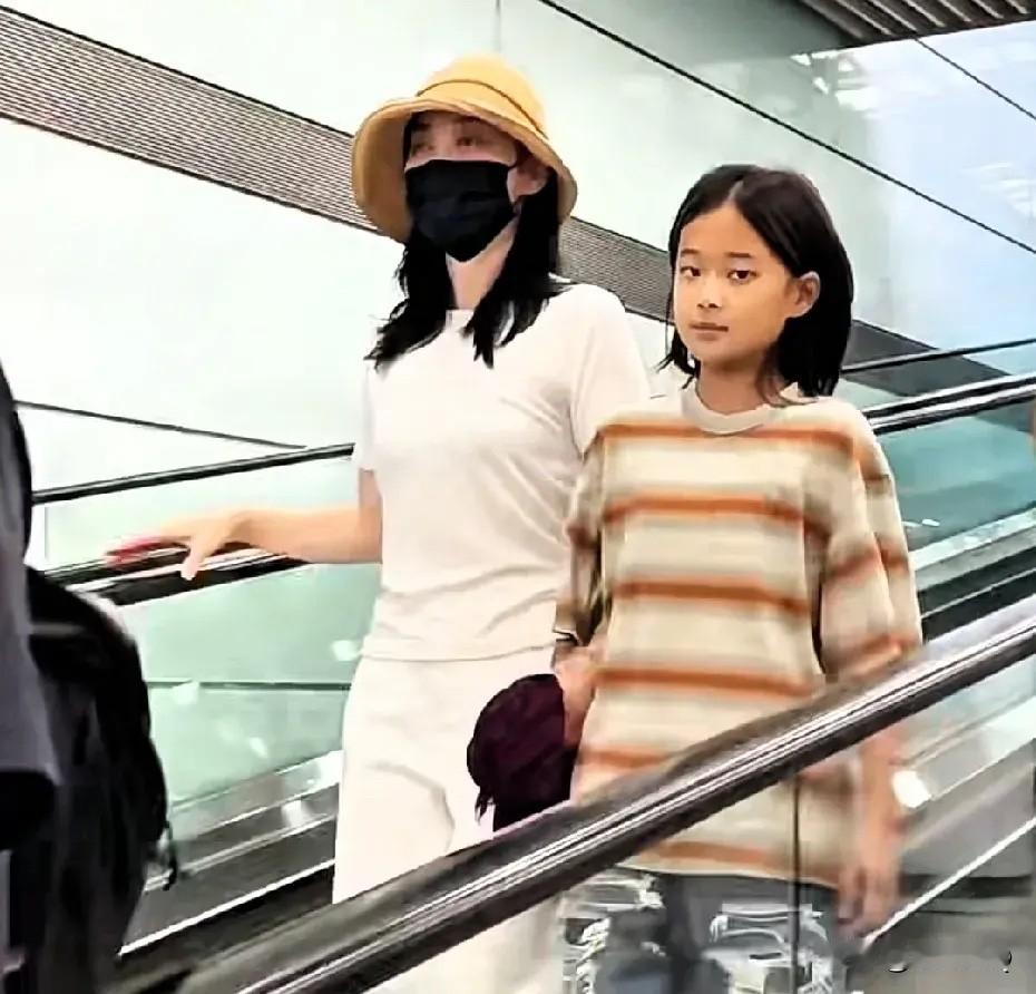 梅婷和曹剑的基因好强大啊，女儿快快就是缩小版梅婷，儿子阳阳就是mini版曹剑。