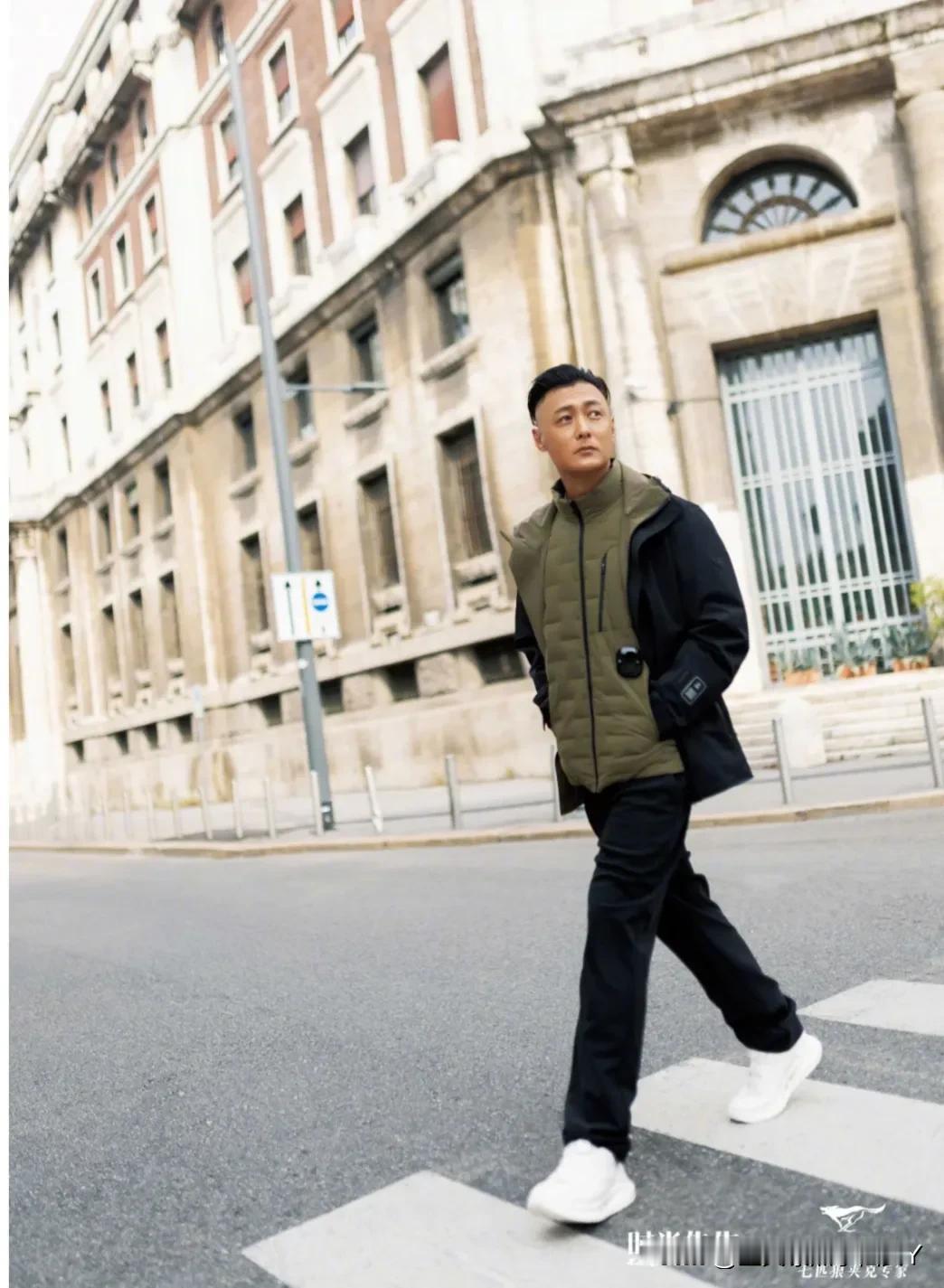 是什么让余文乐在商务与旅途之间自由切换？
一面绅士风度，彰显商务掌控力
一面沉稳