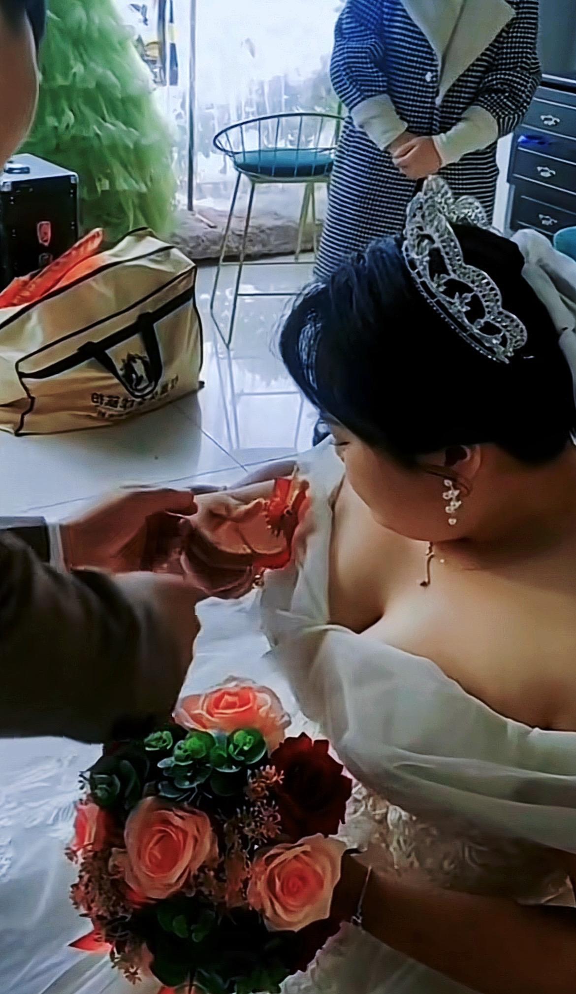 美丽的新娘，激动的心，颤抖的手