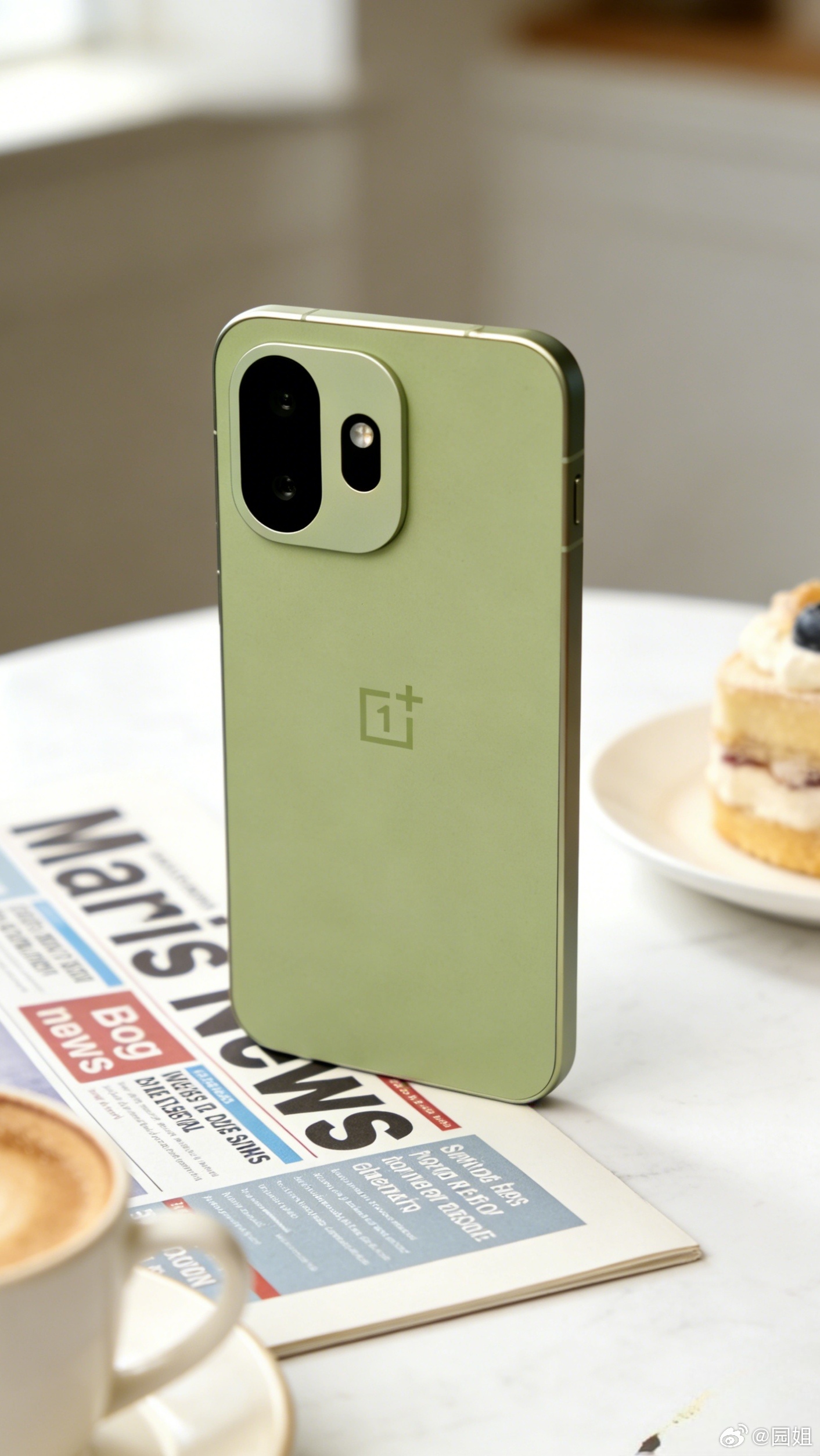 松弛抹茶，这个名字果然够松弛。作为为数不多的小屏旗舰，一加15T这个外观设计确实