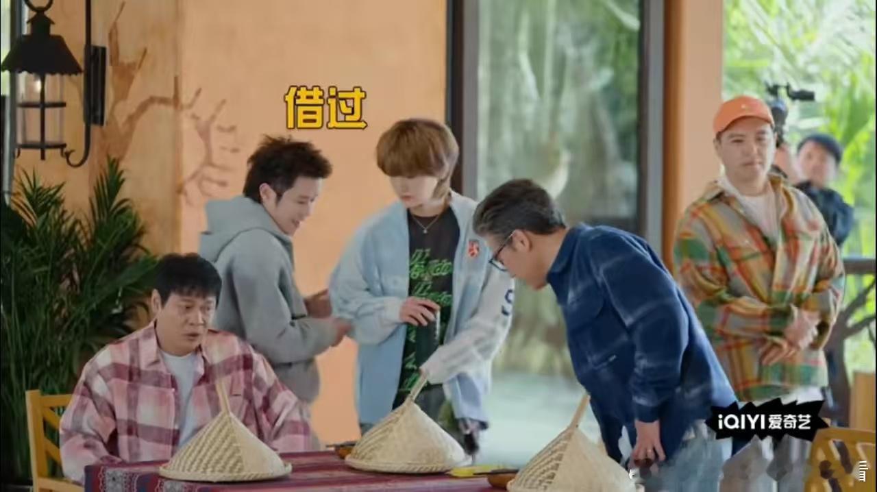 王勉抢鹿晗座位哈哈哈哈哈王勉晒鹿晗拍立得合照 鹿晗被抢座不生气，反而笑着去抢范老