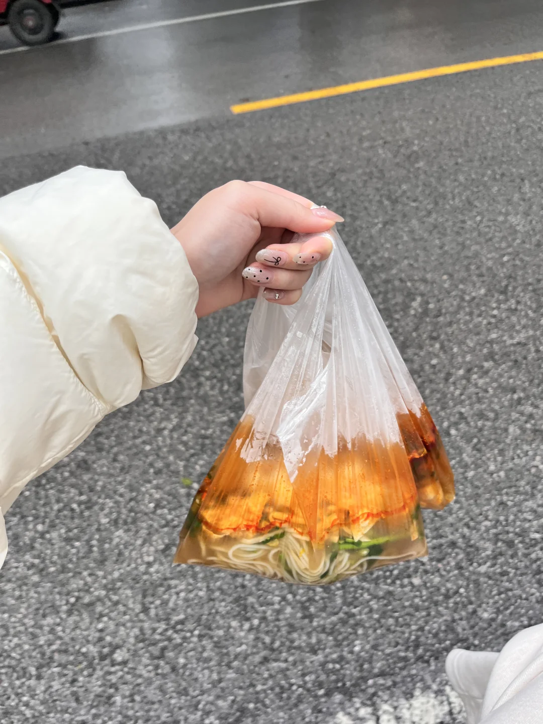 塑料袋装螺蛳粉，真的太City了广西人