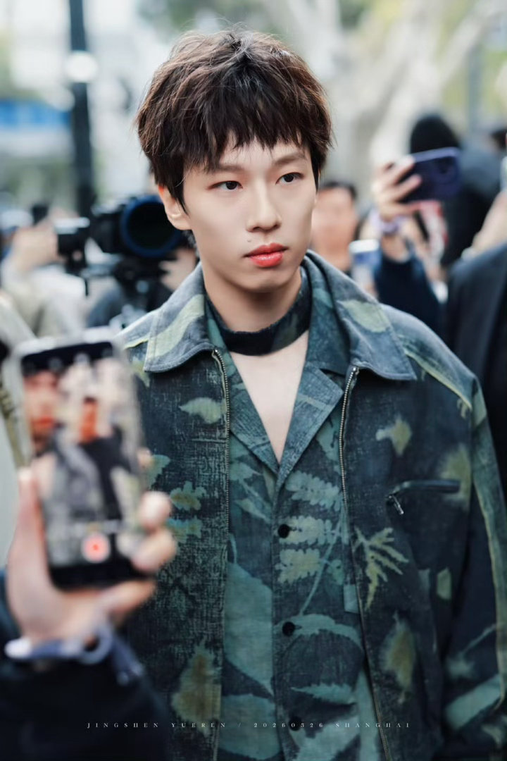 从球台到T台！林高远跨界时装秀场，国乒潮男解锁时尚新身份北京时间2026年3月2