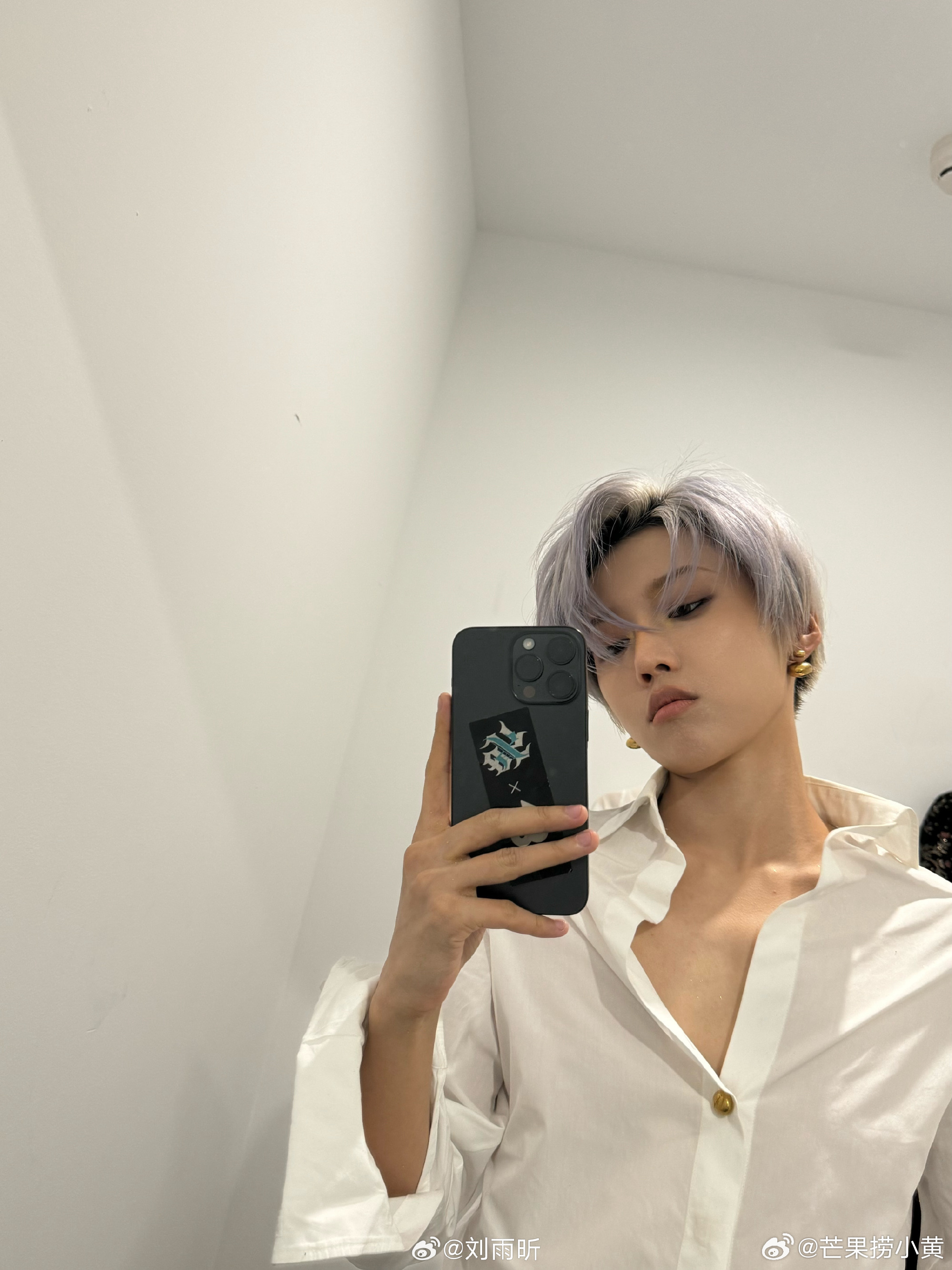 #刘雨昕锁骨自拍# 简单干净的白色衬衫搭配设计感十足的耳钉，锁骨微露超A感来袭，
