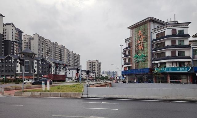 去博罗长宁镇面试，工资太低白跑一趟。本来想顺便逛逛罗浮山，结果又下大雨，直接泡汤