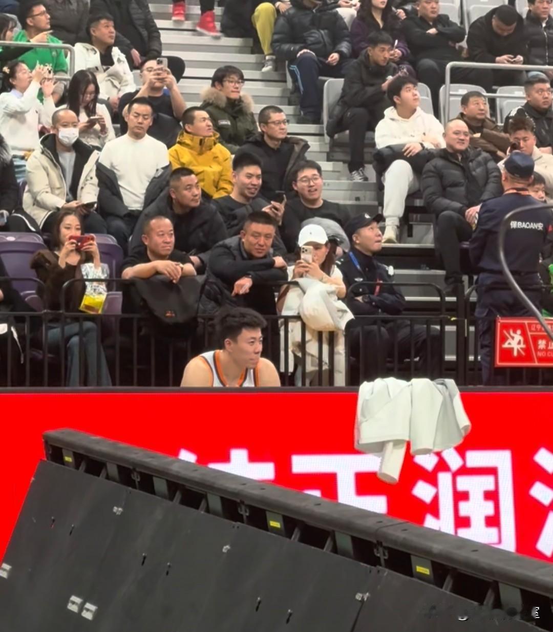 张镇麟哭了！当辽宁主场大屏幕上播放着致敬弗格和张镇麟的视频时，坐在场下的张镇麟感