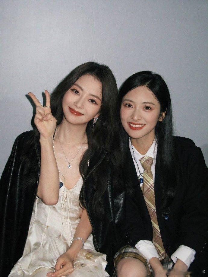 沈月谭松韵傻傻分不清 跨年后双向奔赴客栈！俩人手挽手贴贴超亲昵，眉眼气质越看越像