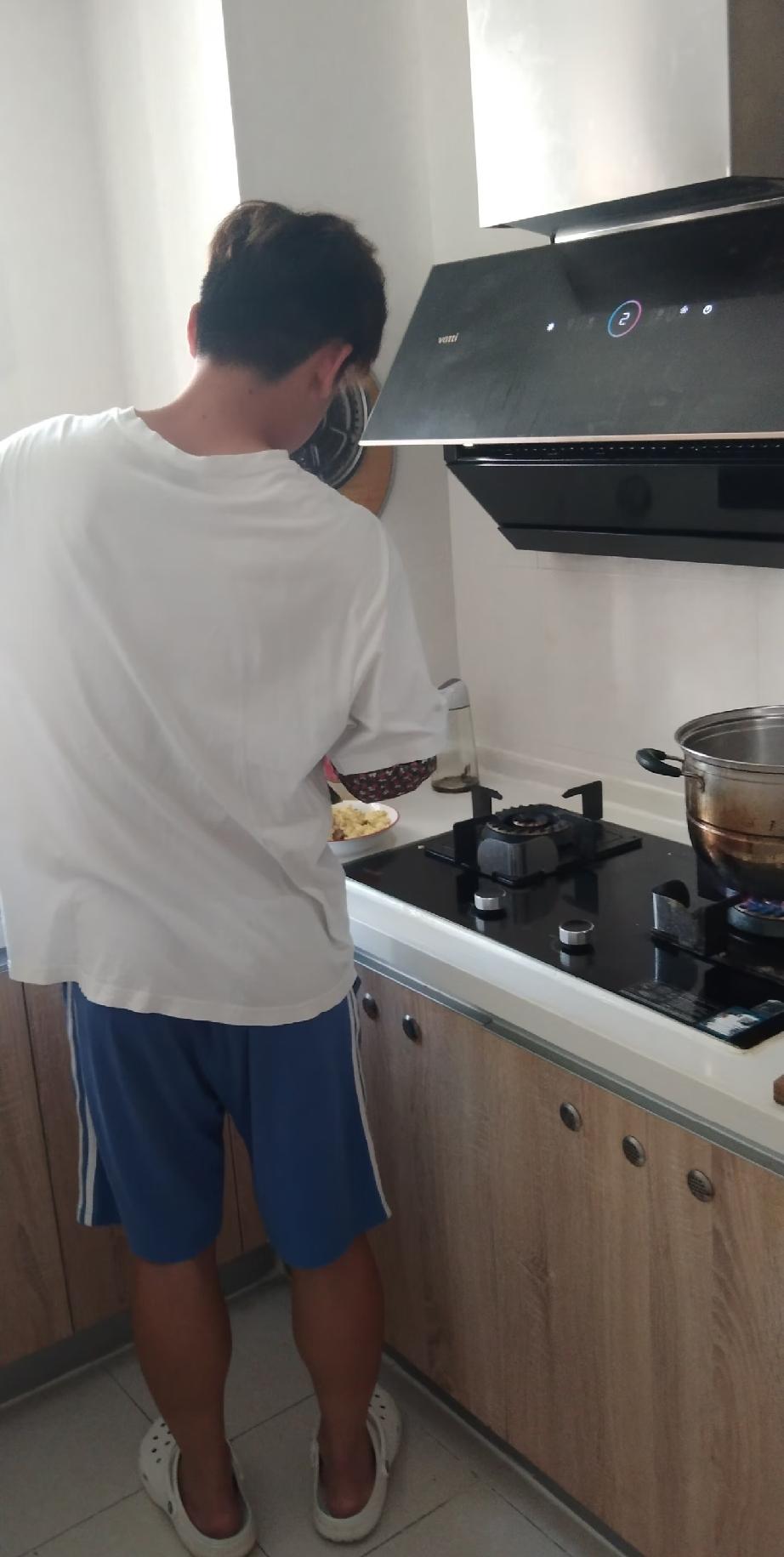 儿子上大二。今天，我才知道，除过每学期交学费和住宿费，还有个费用，每个学期有两千