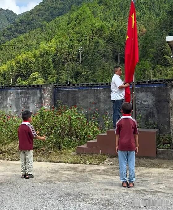 重庆大山深处：一位老师两个学生，三个人撑起教育一片天！

开学季，城市校园锣鼓喧