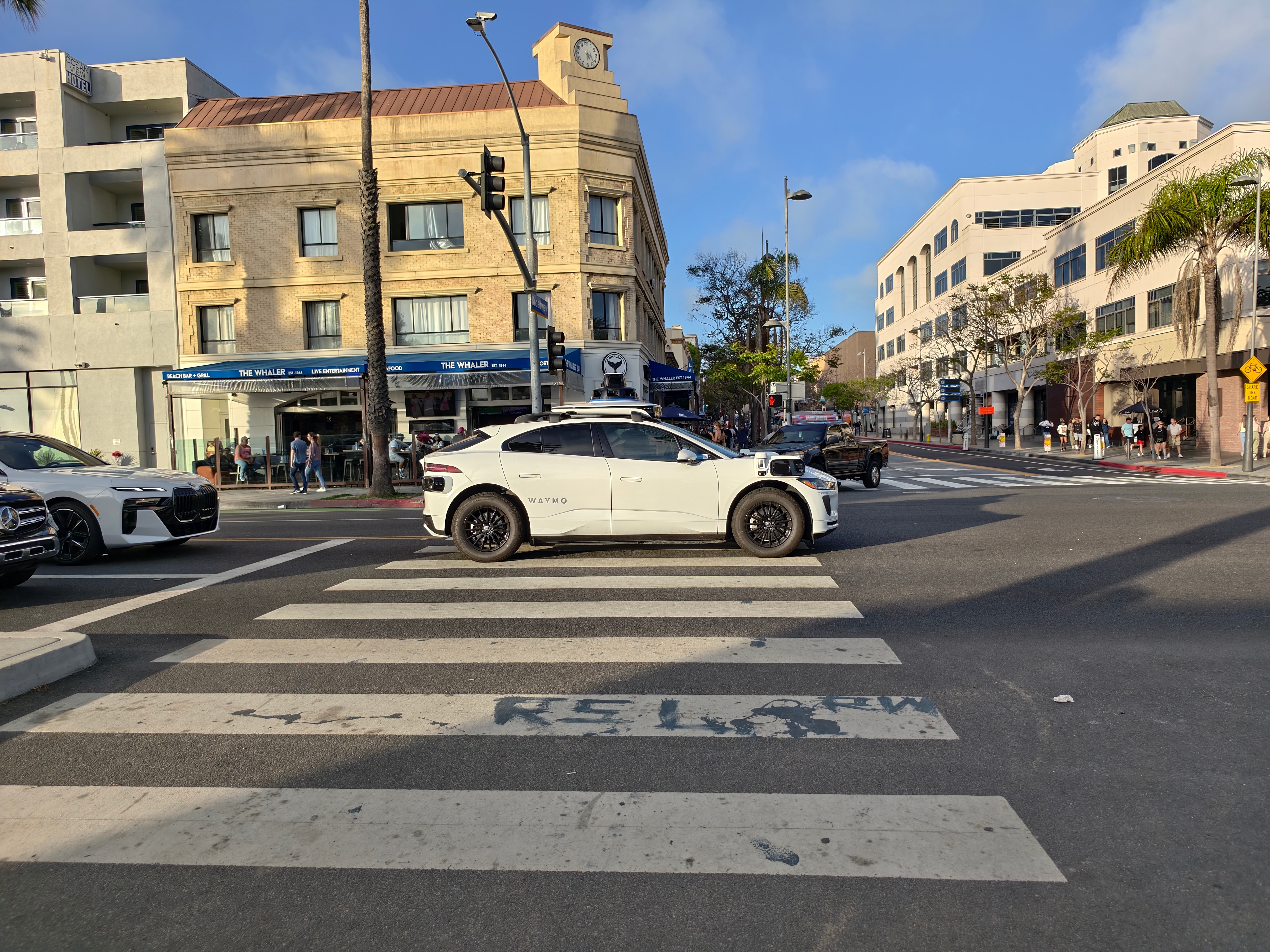 这么多天，这是我见到的唯一一个时常停在人行横道上还不尴尬的老司机：Waymo D