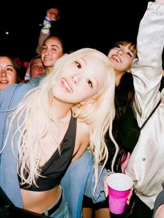 朴彩英晒与Jennie和Lisa合影唯独没有金智秀 这是开始割席了吗？