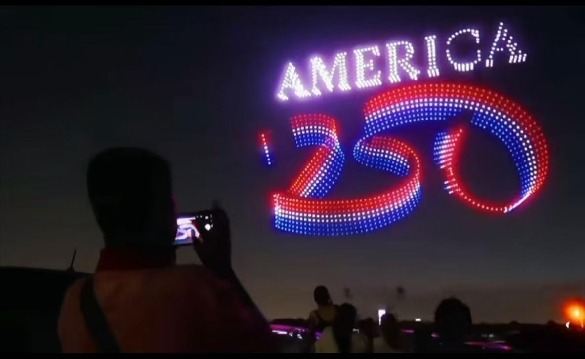 美国250周年独立纪念日，
2万多架无人机表演，居然玩的如此炉火纯青，步调一致。