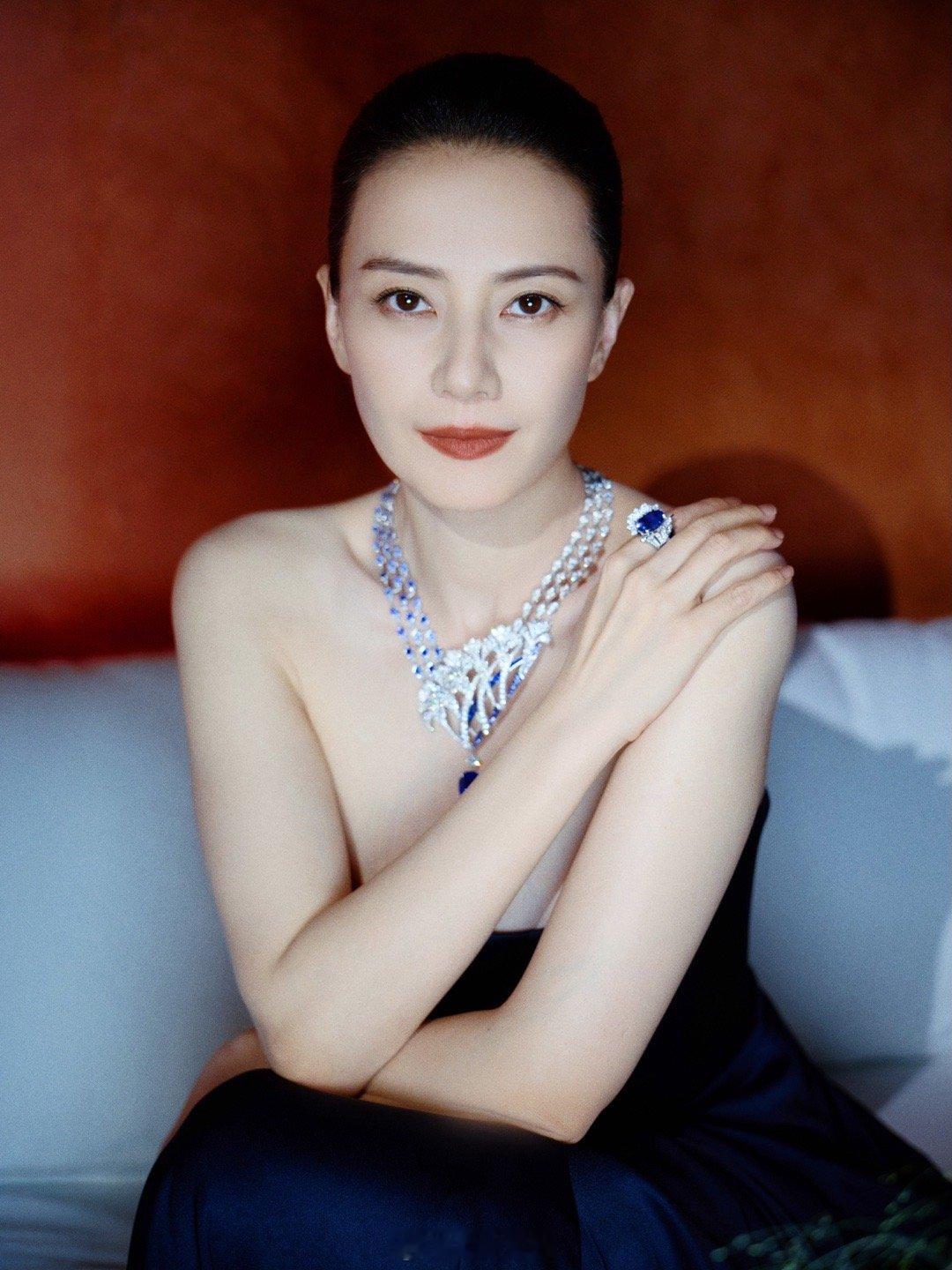 高圆圆真是极品顶级熟女，看得我真是受不了了[色][色][色][舔屏][色][色]