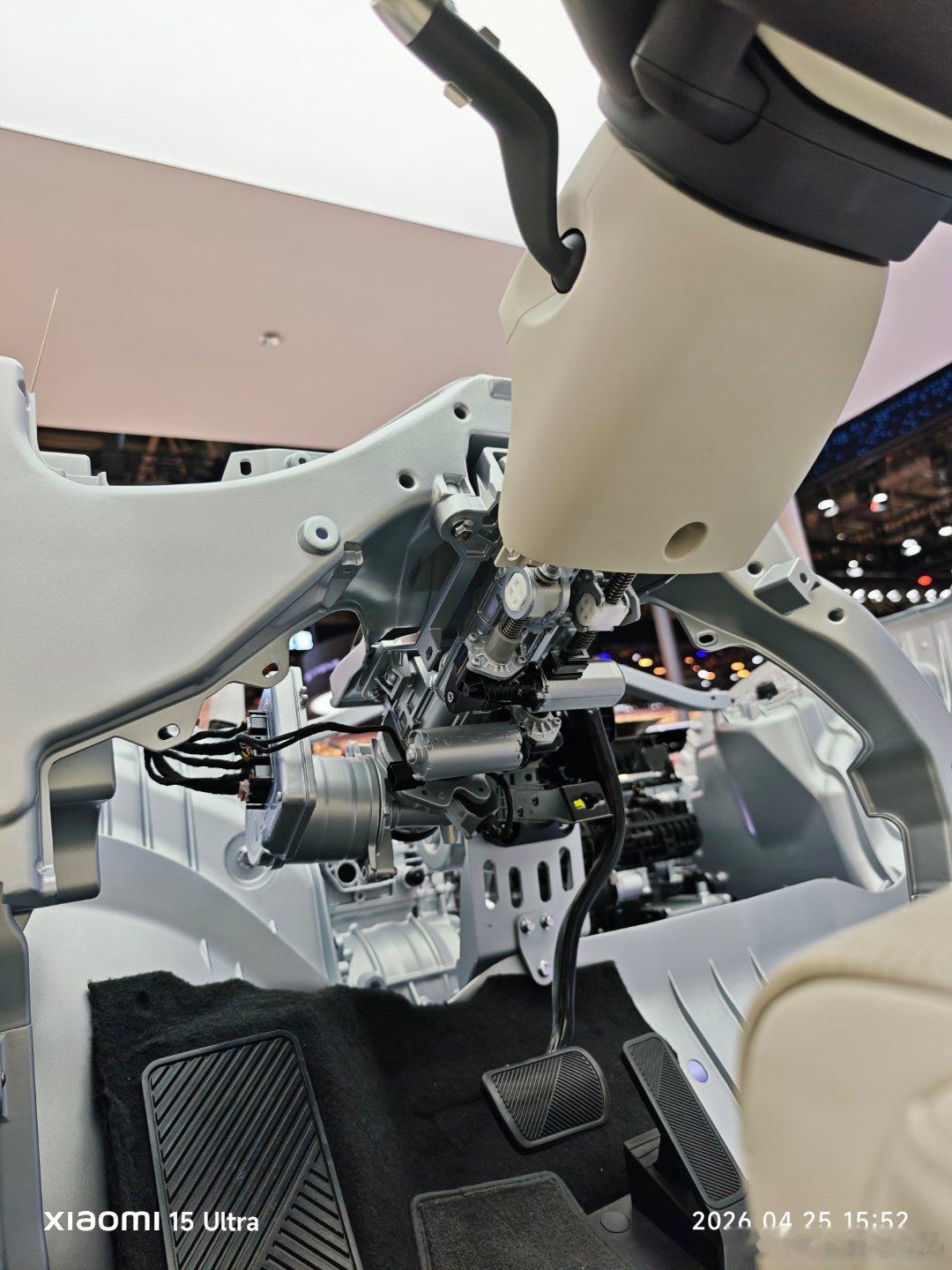 为啥小鹏GX转向叫线控转向，不叫其他名字因为真的有几根电线从方向盘后面出来，接入