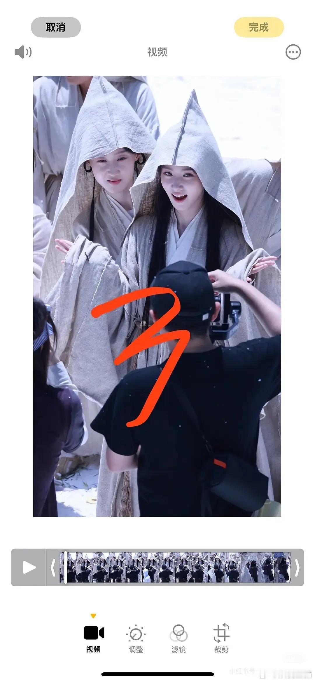 天哪，卢昱晓新剧路透图，衣服上有个虫子，好吓人啊 