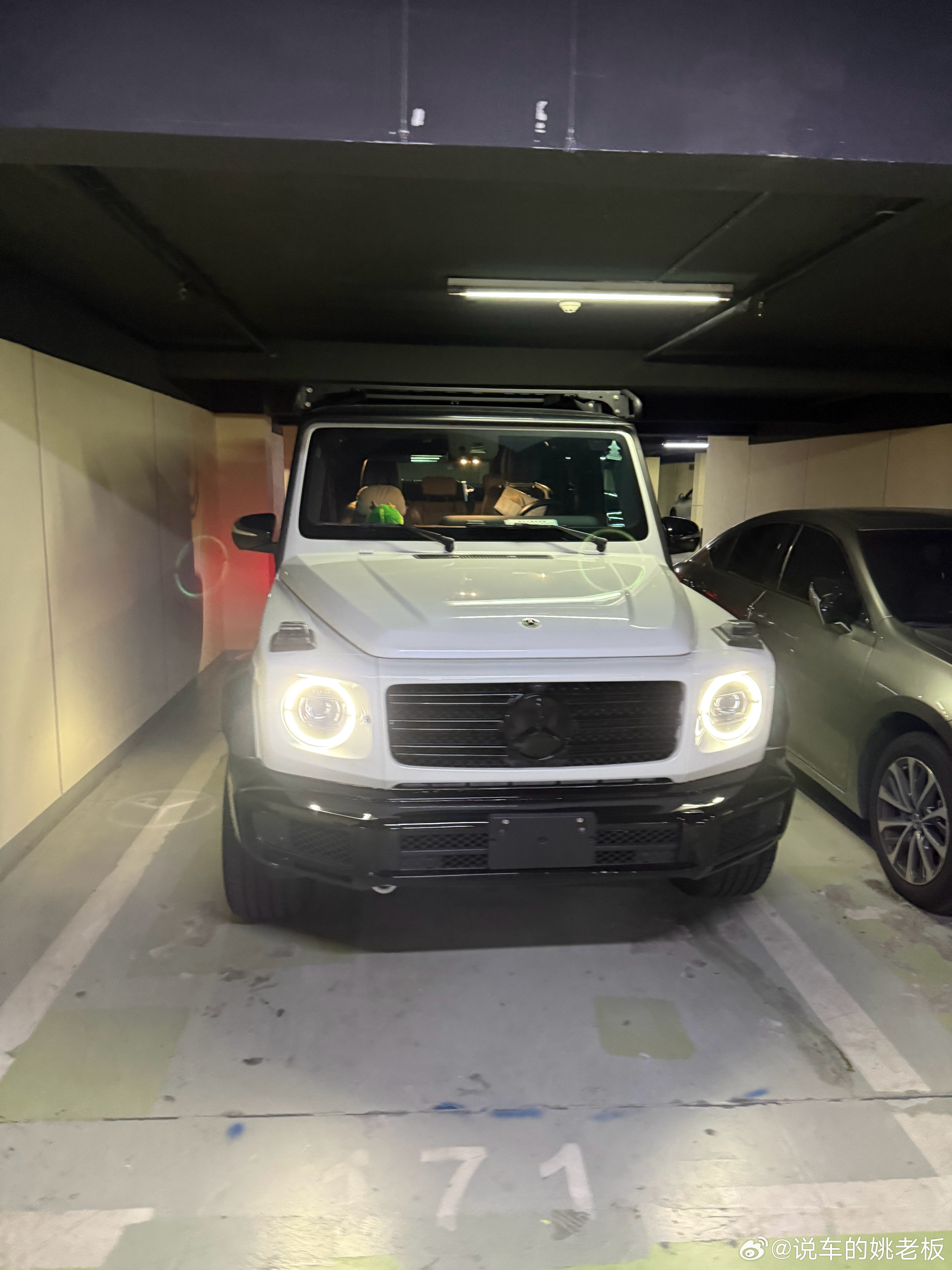 好久没开小白了 出去溜个车 健个身 然后去拍摄  晚上宁波发布会[污]跟姚老板混