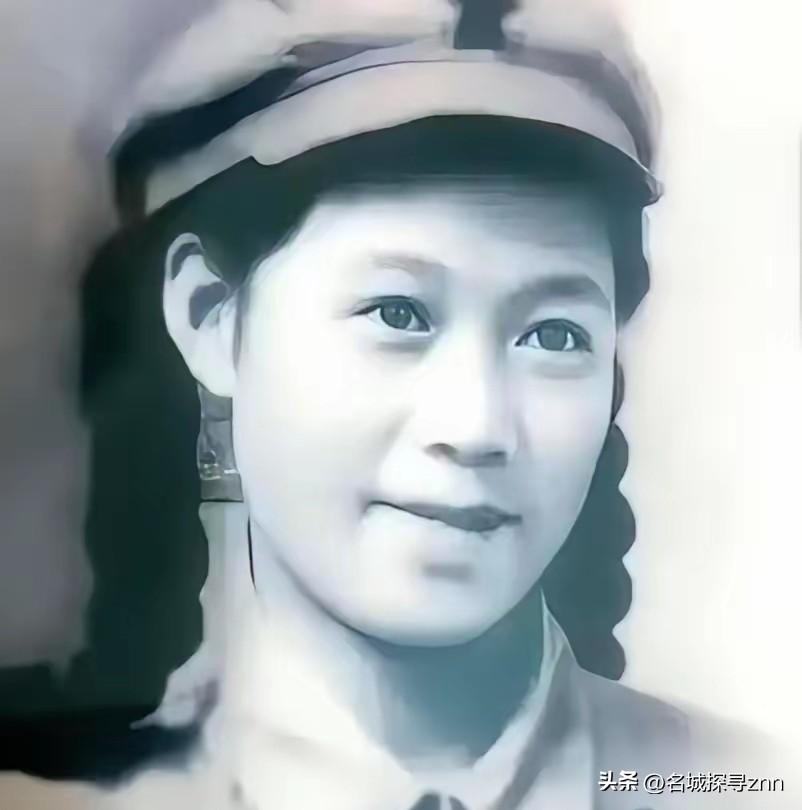 ​​1952年的上甘岭，炮火把山头削低了两米，随手抓一把土，里面能捡出几十块弹片