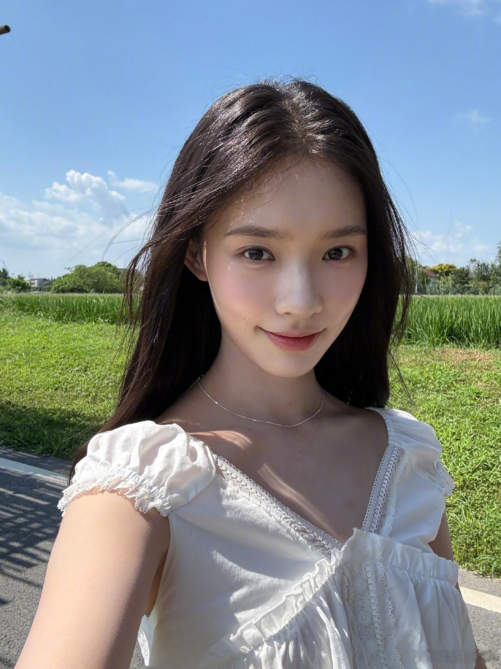 夏天的风吹到了林允林允怎么还在过夏天 谁懂啊，林允这组田园随拍氛围感直接拉满，像
