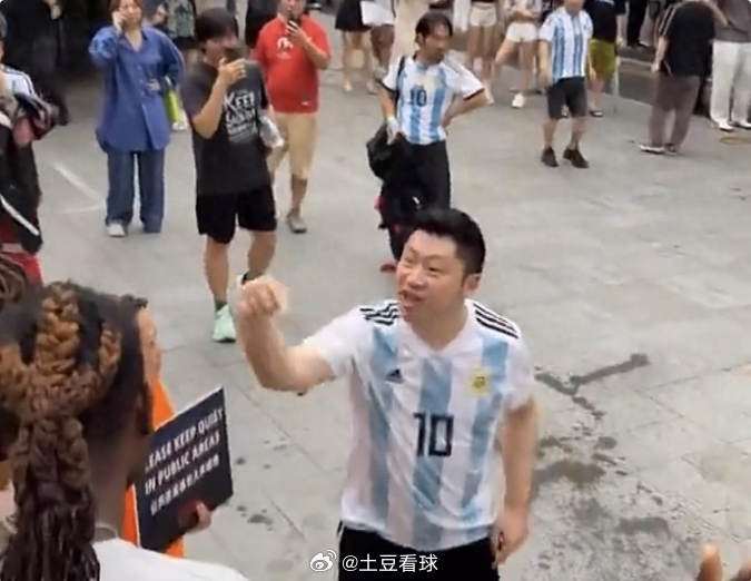 世界杯决赛踢完了，西班牙1比0拿走冠军，阿根廷只能收下亚军。按理说，输赢留在球场