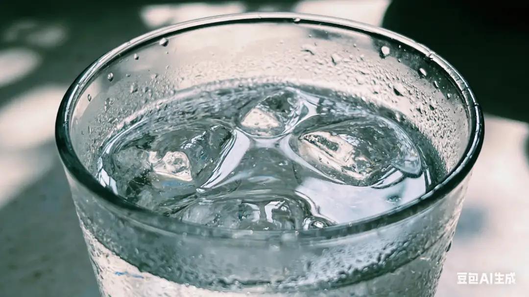 早上第一杯水，90%的人都喝错了！营养师私藏的3个“黄金动作”，让一杯水变成全身