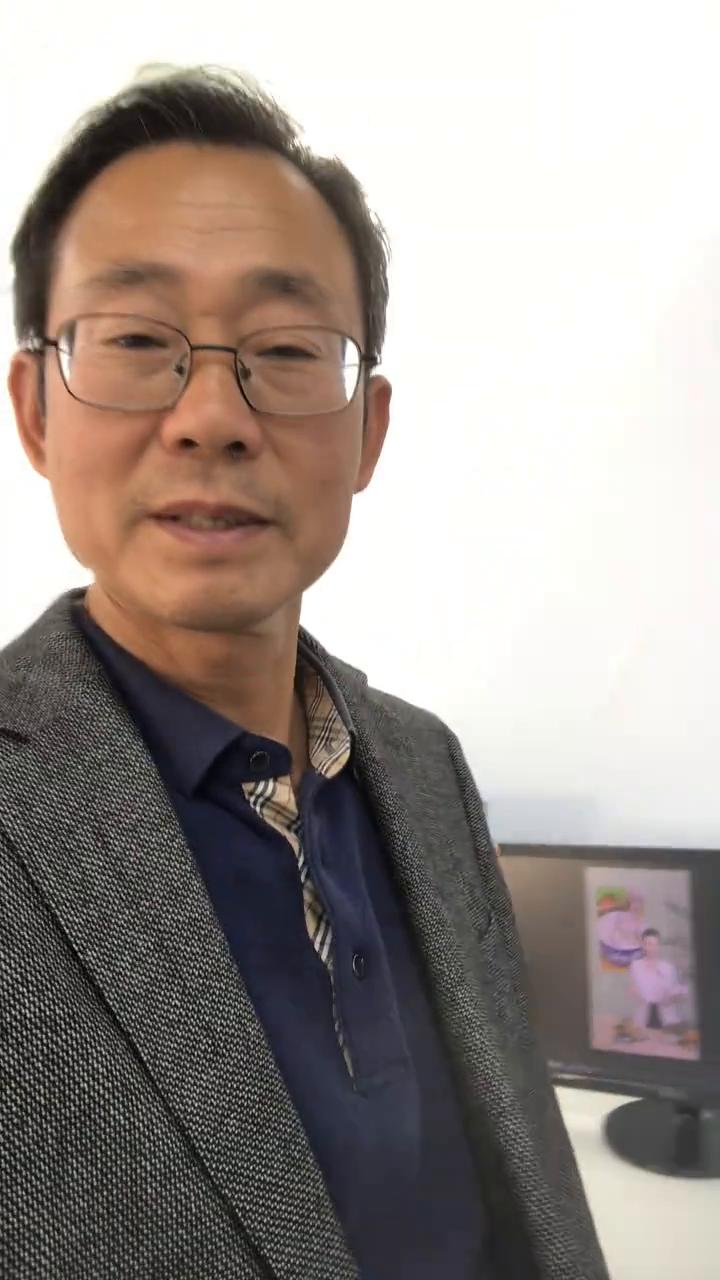 来看看机器人直播是怎么直播的。看一下，这有一个屏幕，这就是直播的机器，二十四小时