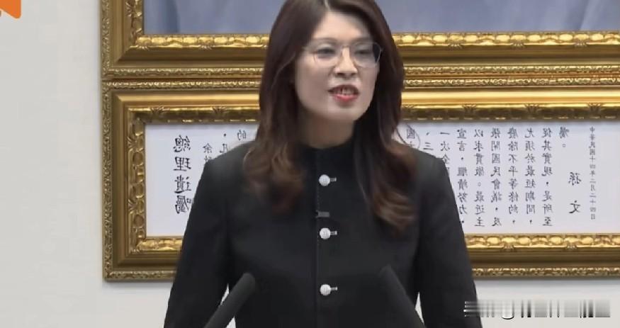 郑丽文穿中山装回顾北京之行，喜上眉梢！