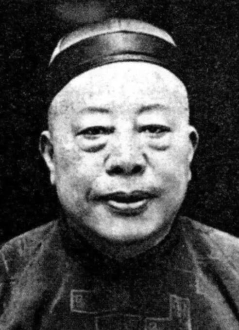 1922 年，黄金荣带着保镖，在自己的戏院里看戏。突然，一个年轻人冲过来，对着黄