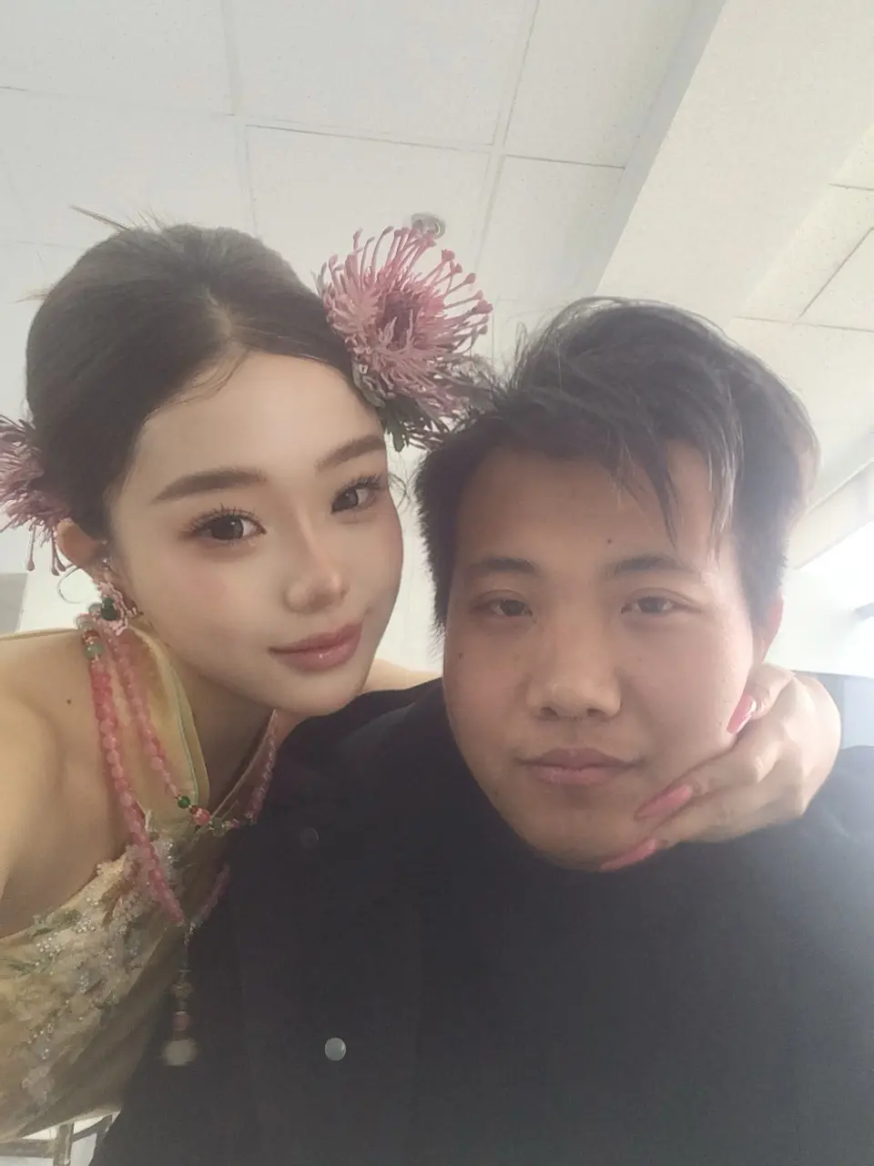 我确实一直痛恨我的过去 可是我的身边已经有一个很爱我的男孩了 我想我该知足的