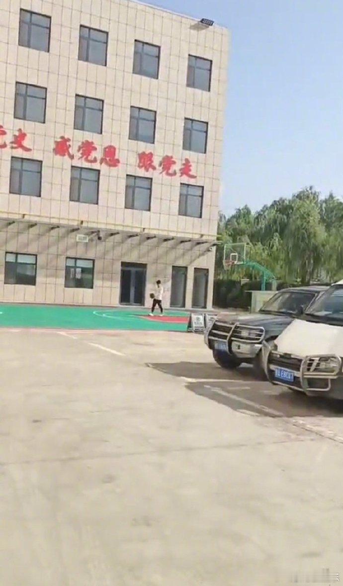 网友在新戏剧组偶遇陈晓陪儿子小星星打篮球，好暖啊～ 