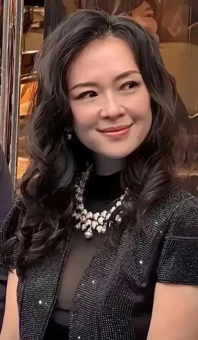 章子怡官宣，终于等来了这一天。

还记得刚离婚的章子怡，所有的人都在为她庆祝，毕