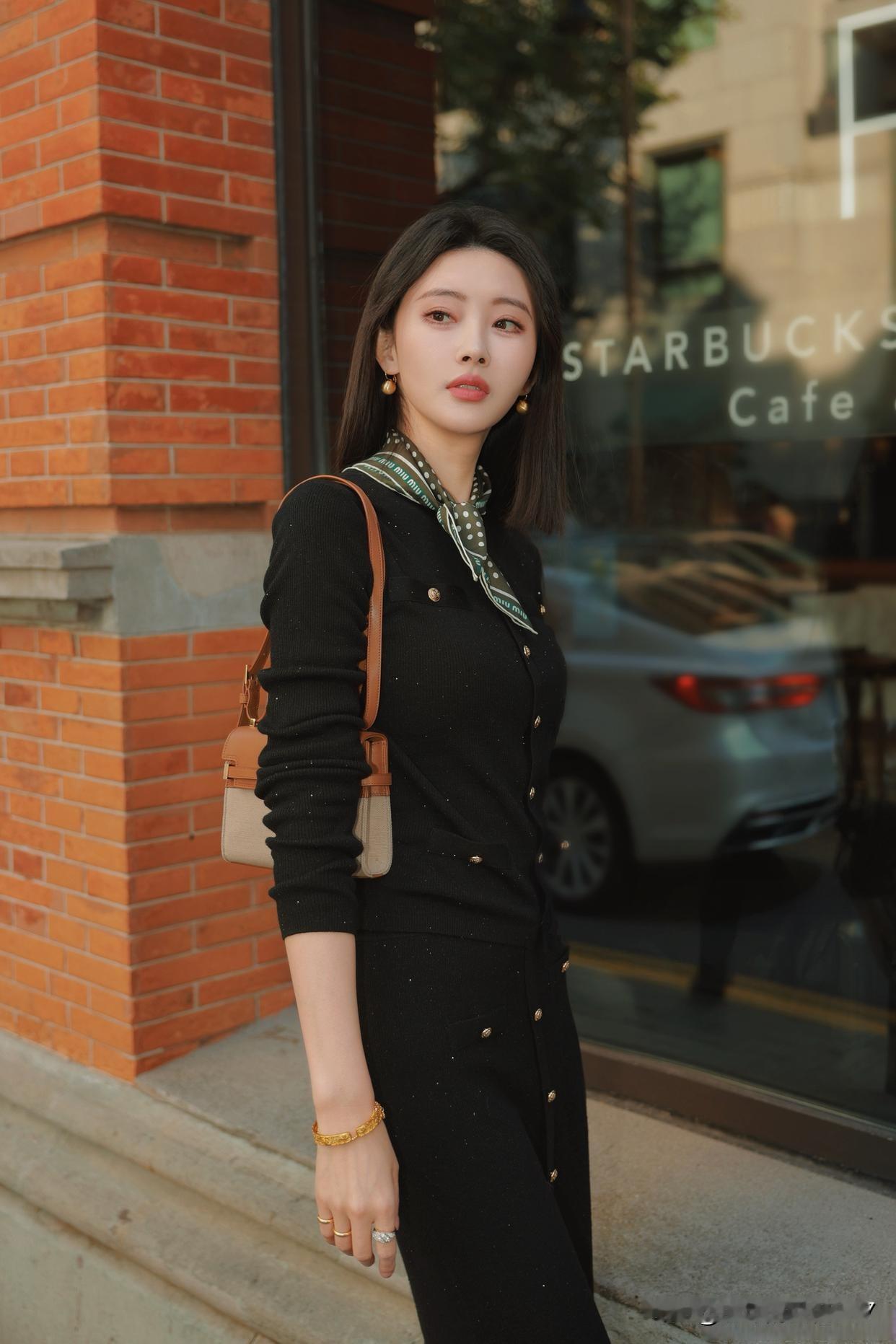 星巴克真是都市风尚的代名词，那优雅黑衣的咖啡师穿梭其中，氛围感直接拉满。
十几年